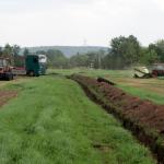 Ein 300 m langer Graben wurde ausgebaggert, damit eine Wasserleitung eingebaut werden konnte.