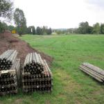 Der Bereich Biergarten mit Pavillons, Blockhütte und Toilette ist abgesteckt und die Palisaden für den Zaun warten auf den Einbau.