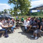 Besucher im kleinen Biergarten